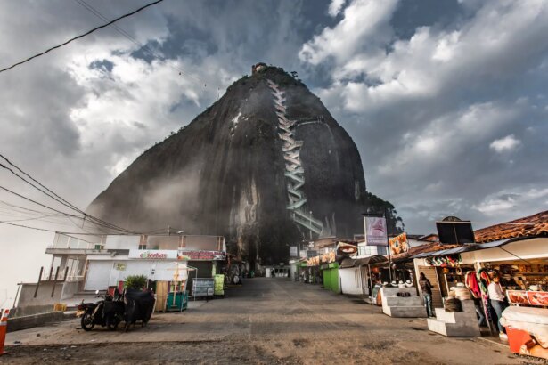 El peñón de El Peñón de Guatapé y los 650 escalones que conducen a un lugar con una vista inolvidable -Revista Interesante