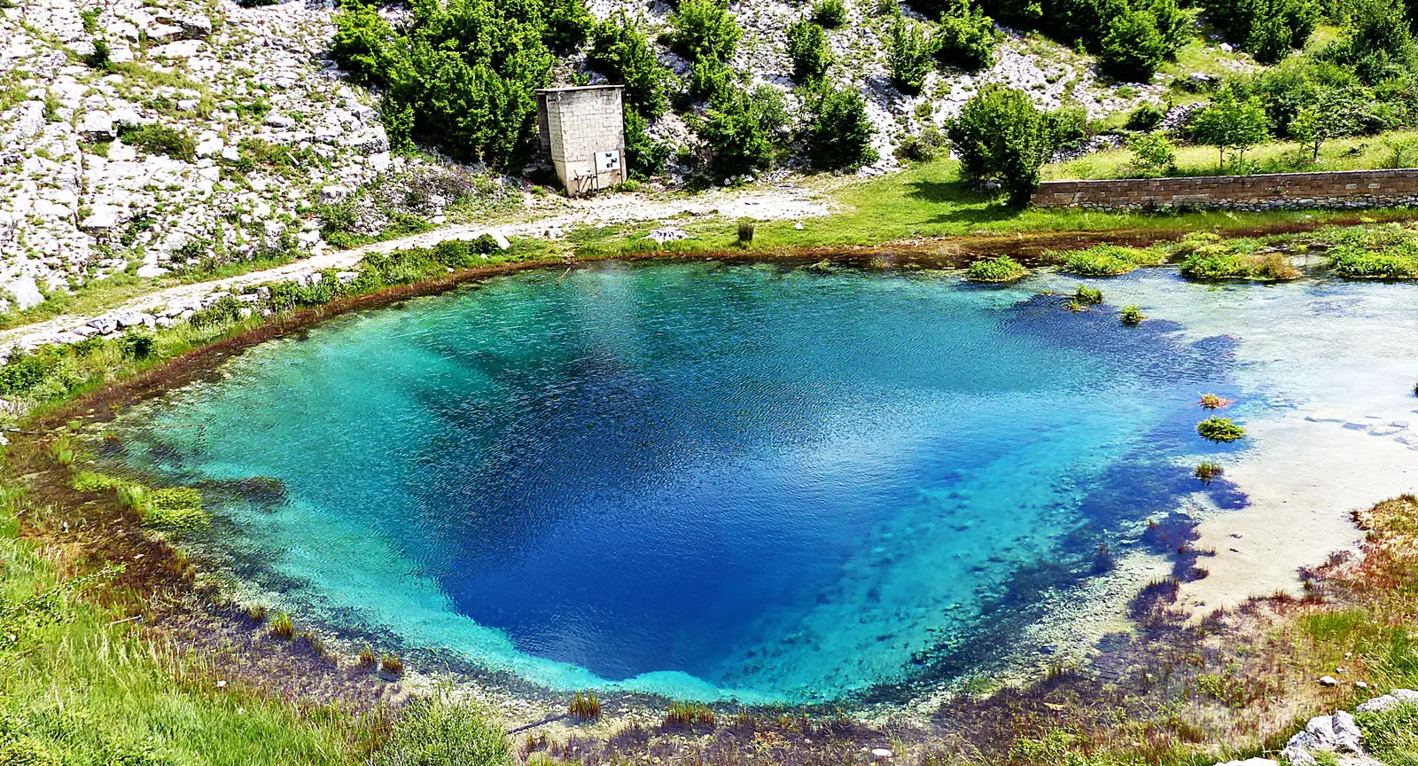 El Ojo de la Tierra: El nacimiento del río Cetina en los Alpes Dináricos -Revista Interesante