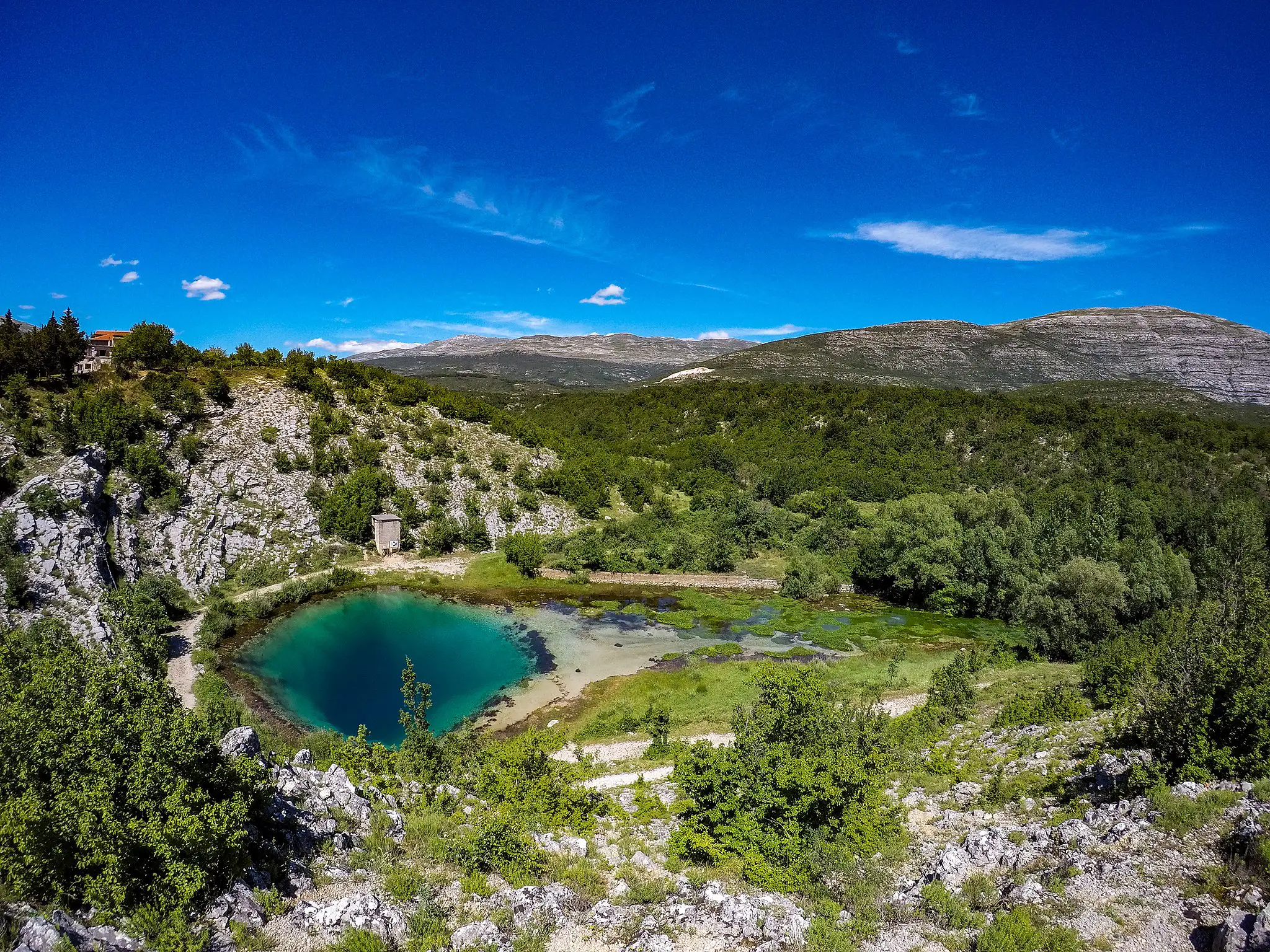 El Ojo de la Tierra: El nacimiento del río Cetina en los Alpes Dináricos -Revista Interesante