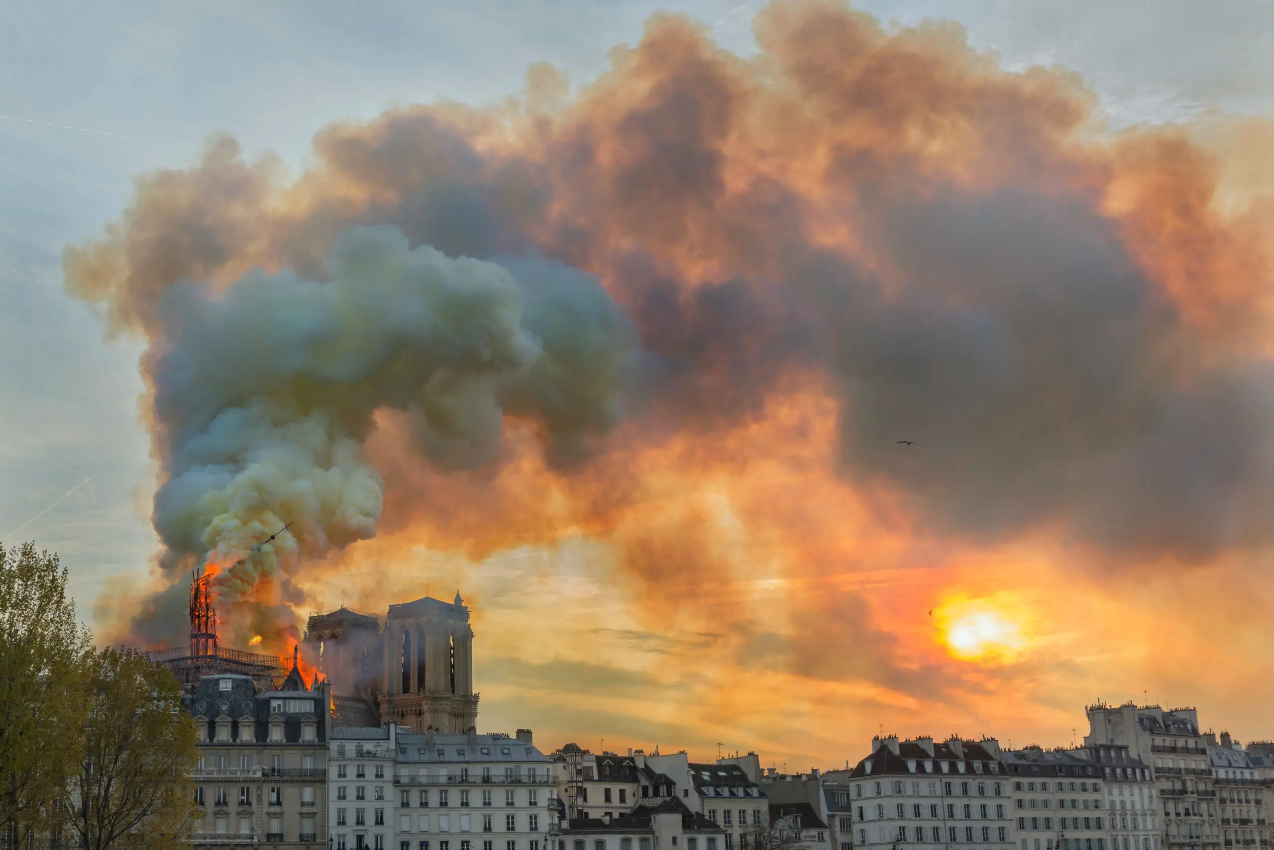 Cómo el escritor Víctor Hugo logró salvar de la demolición la catedral de Notre-Dame de París