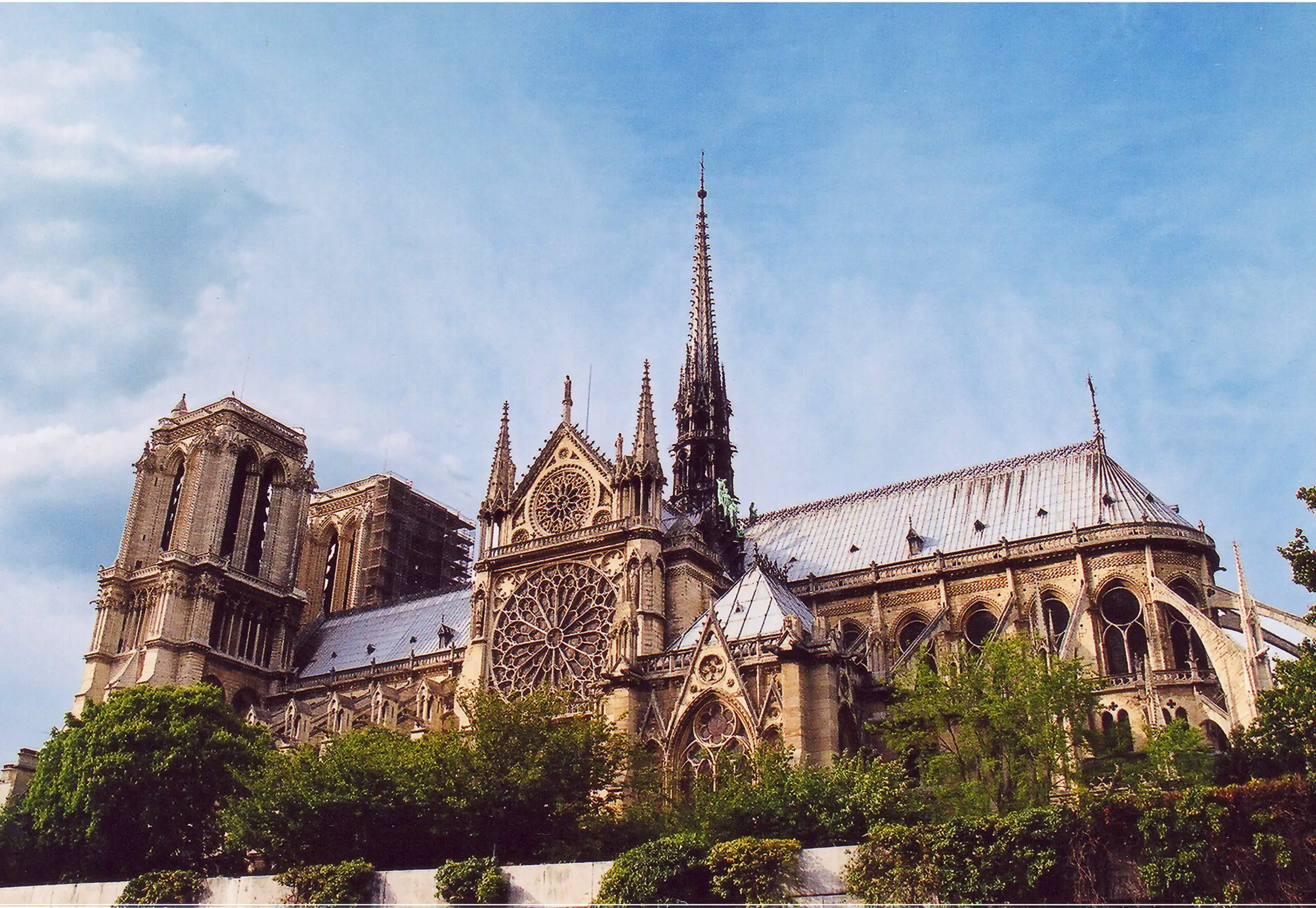Cómo el escritor Víctor Hugo logró salvar de la demolición la catedral de Notre-Dame de París