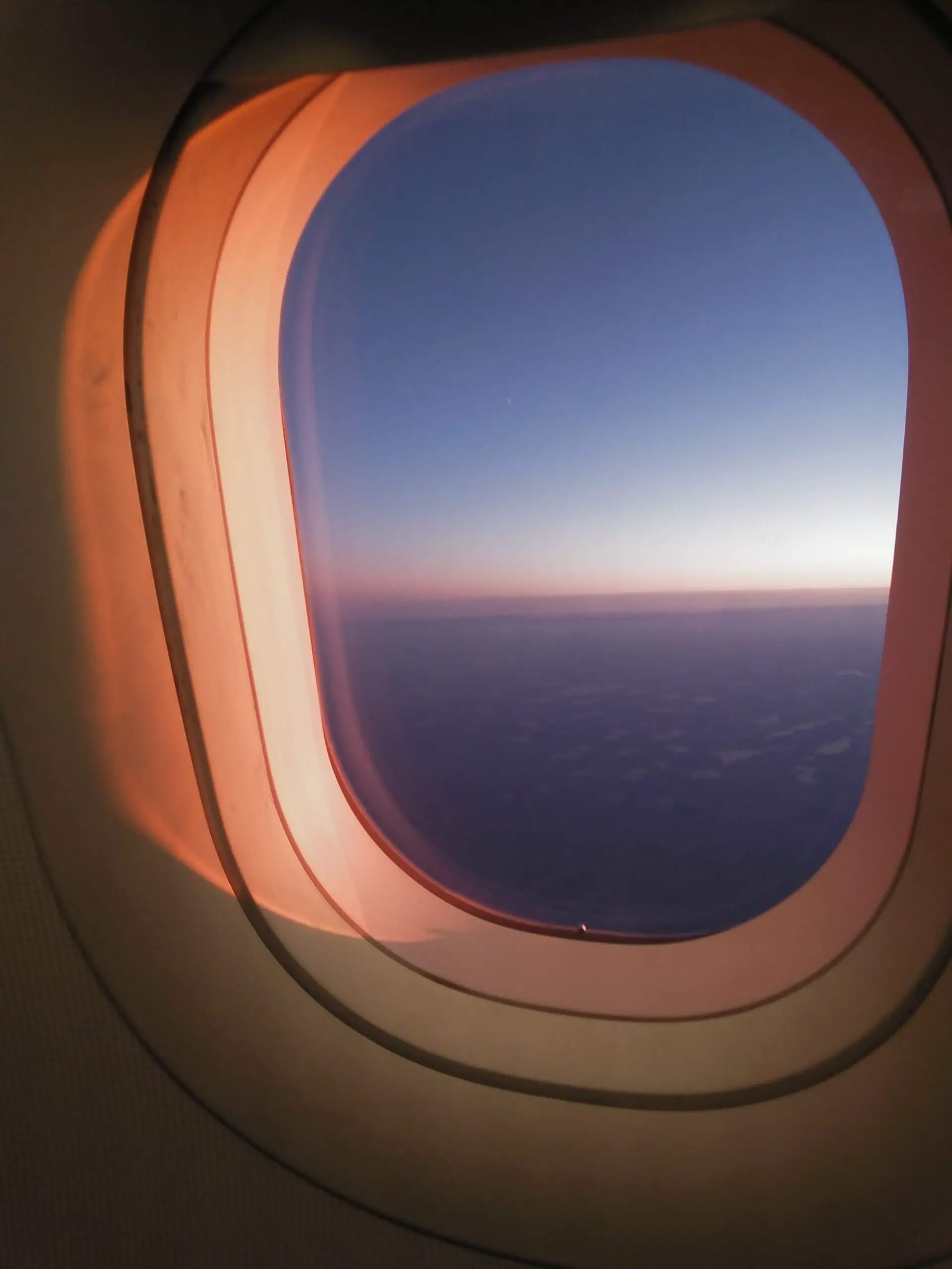 ¿Por qué hay un pequeño agujero en las ventanillas de los aviones y para qué sirve?