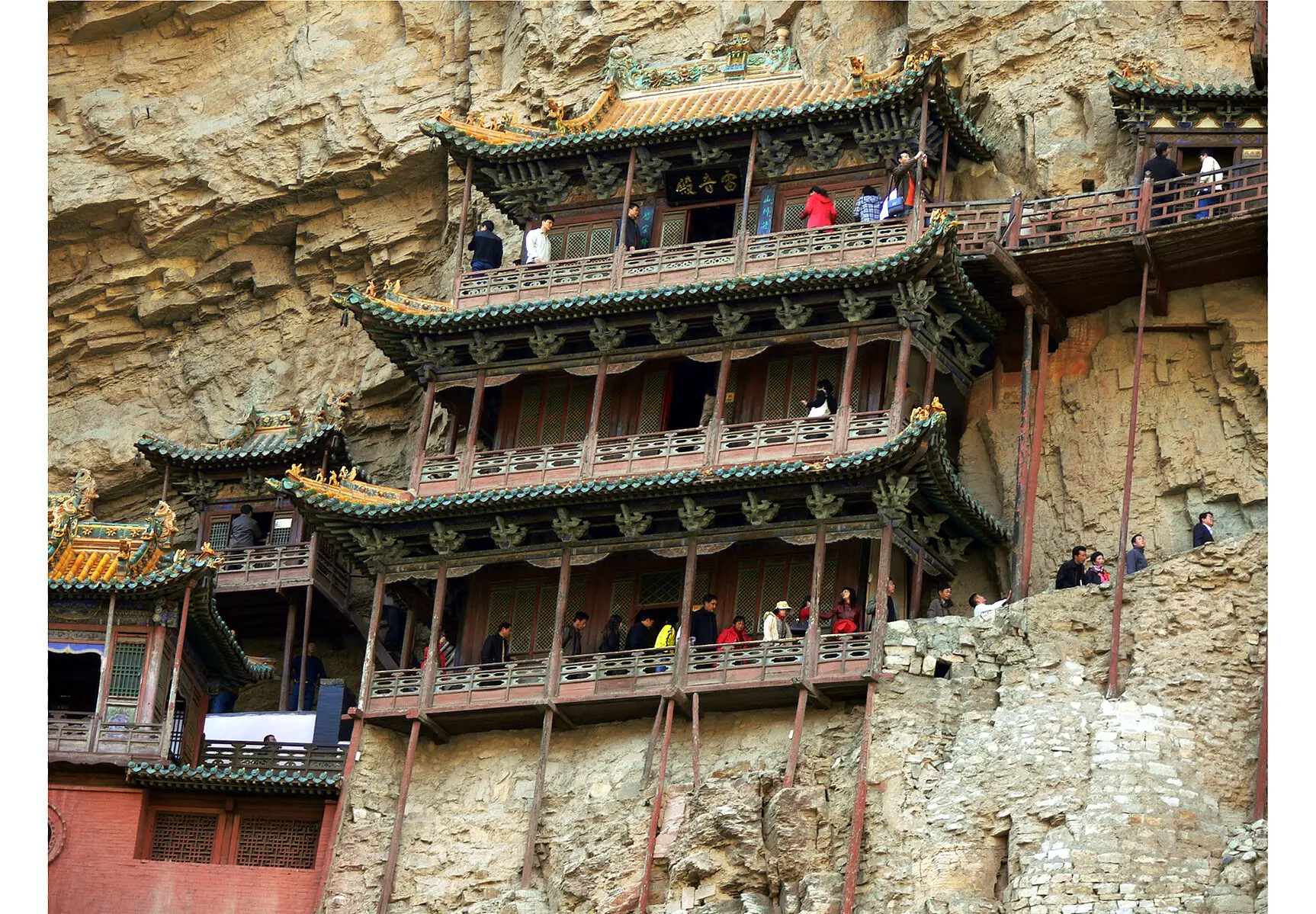 Xuankong: El monasterio suspendido a 75 metros del suelo, la maravilla arquitectónica que parece desafiar la gravedad