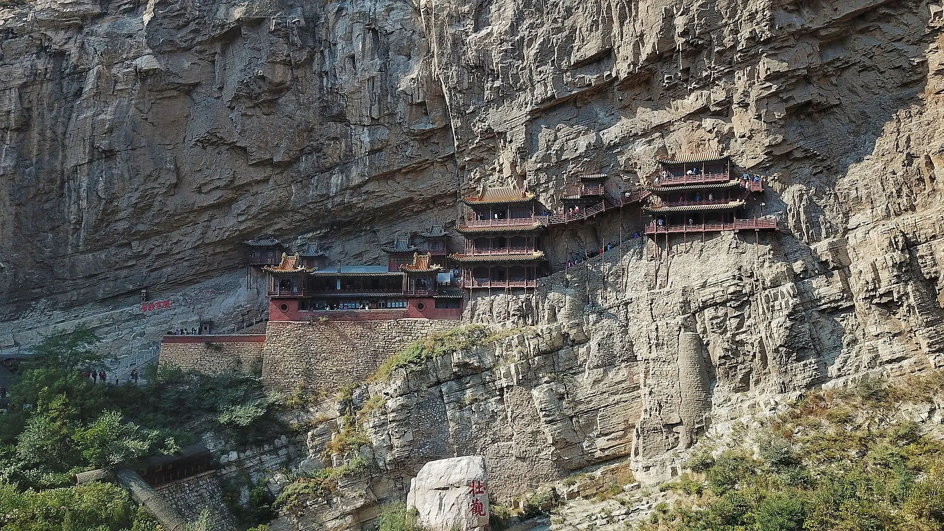 Xuankong: El monasterio suspendido a 75 metros del suelo, la maravilla arquitectónica que parece desafiar la gravedad