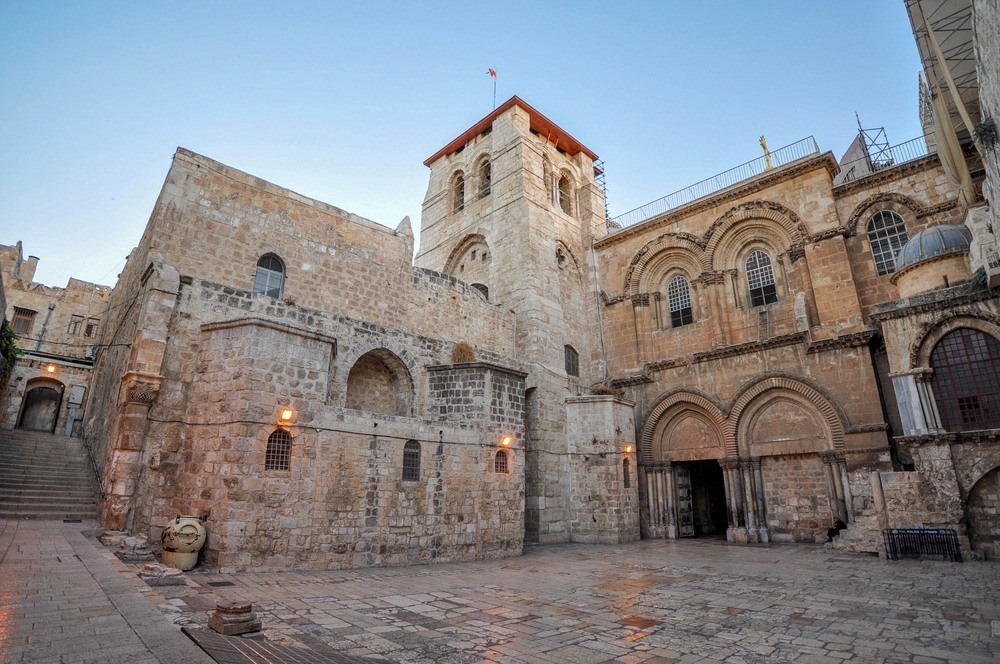 La escalera del Santo Sepulcro de Jerusalén que permanece en el mismo lugar desde hace siglos por malentendidos -Revista Interesante
